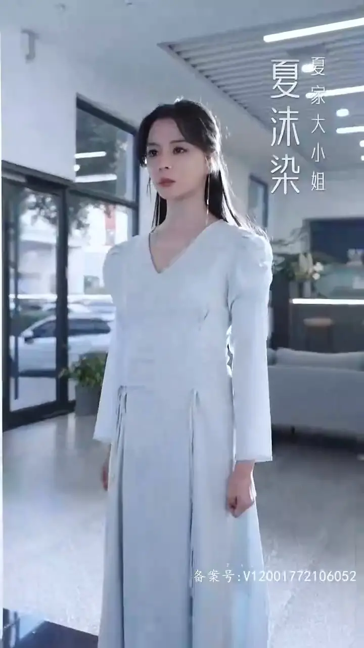 重生后她转身投入死对头怀抱 海报